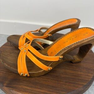 Contasa by Italian Shoemakers orange clogs NWOT 8